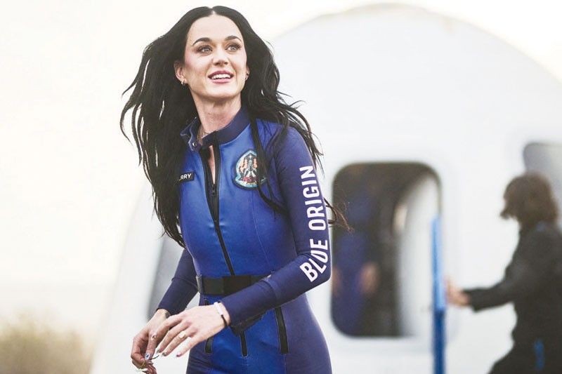 Katy Perry, nakakanta pa sa kalawakan!