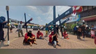 In photos: Penitents in Angeles mimic Jesus Christ's walk to Calvary