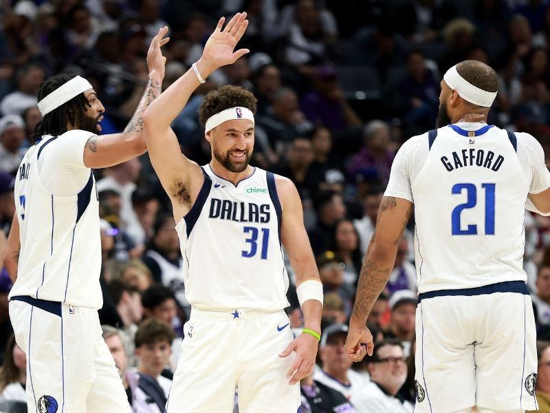 Mavericks oust Kings, stay in NBA playoff race
