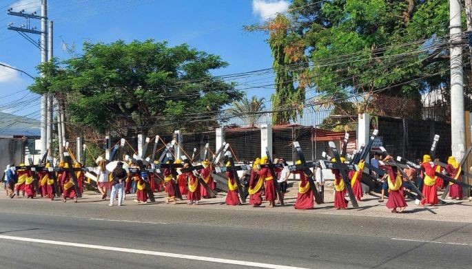 WATCH: Ready for crucifixion, Mabalacat devotees carry their crosses