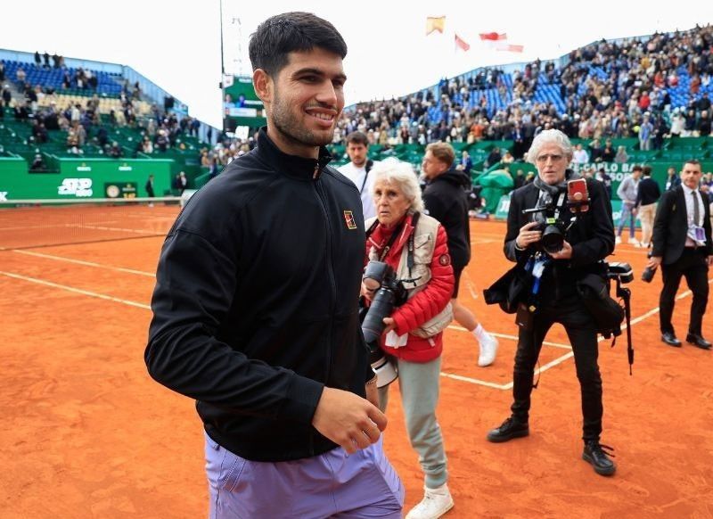 Alcaraz breezes into Barcelona semis
