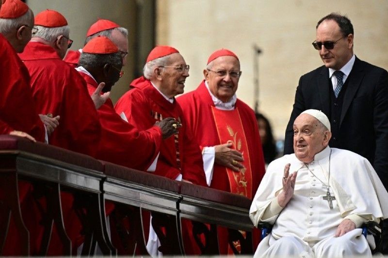 Pope Francis appears on Easter to cheers