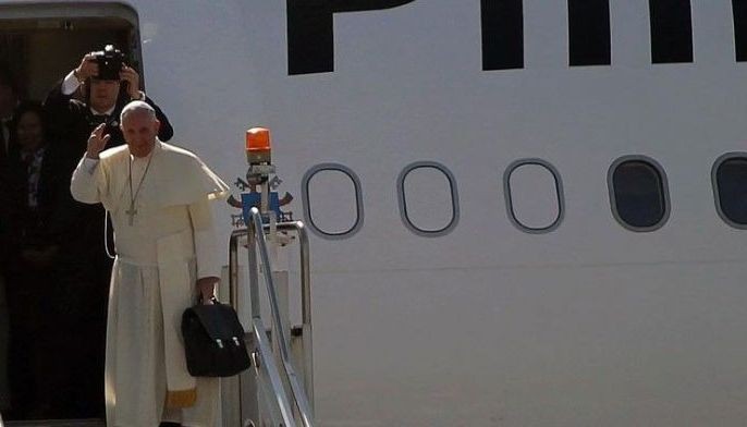 File photo ni Pope Francis sa kanyang &Acirc;&shy;historic visit sa Pilipinas noong Enero 2015. Ito ang una at huli niyang pagbisita sa bansa kung saan sinalubong siya ng &Acirc;&shy;milyun-milyong Pinoy. Si Pope Francis, ipinanganak na Jorge Mario Bergoglio noong December 17, 1936, ay pumanaw kahapon sa edad na 88.