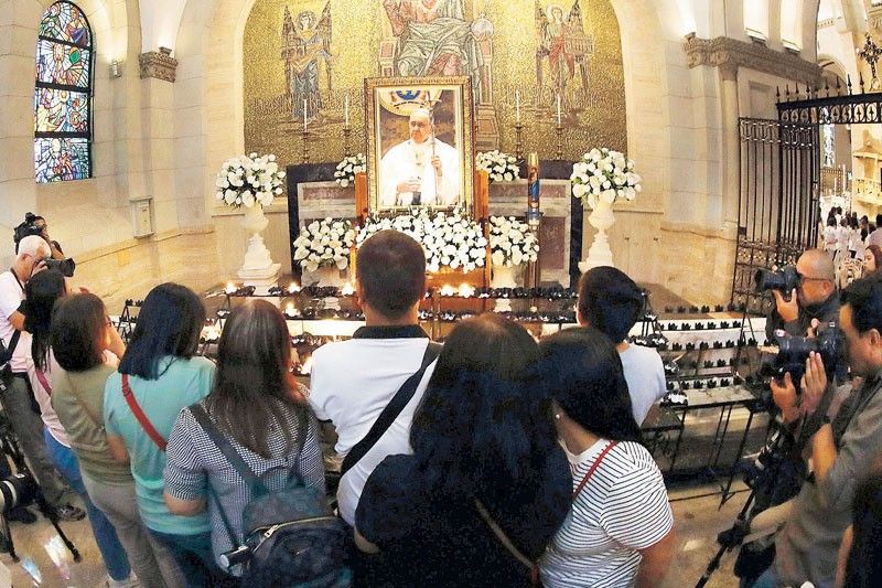 Pinoys united in mourning Francis: A true father