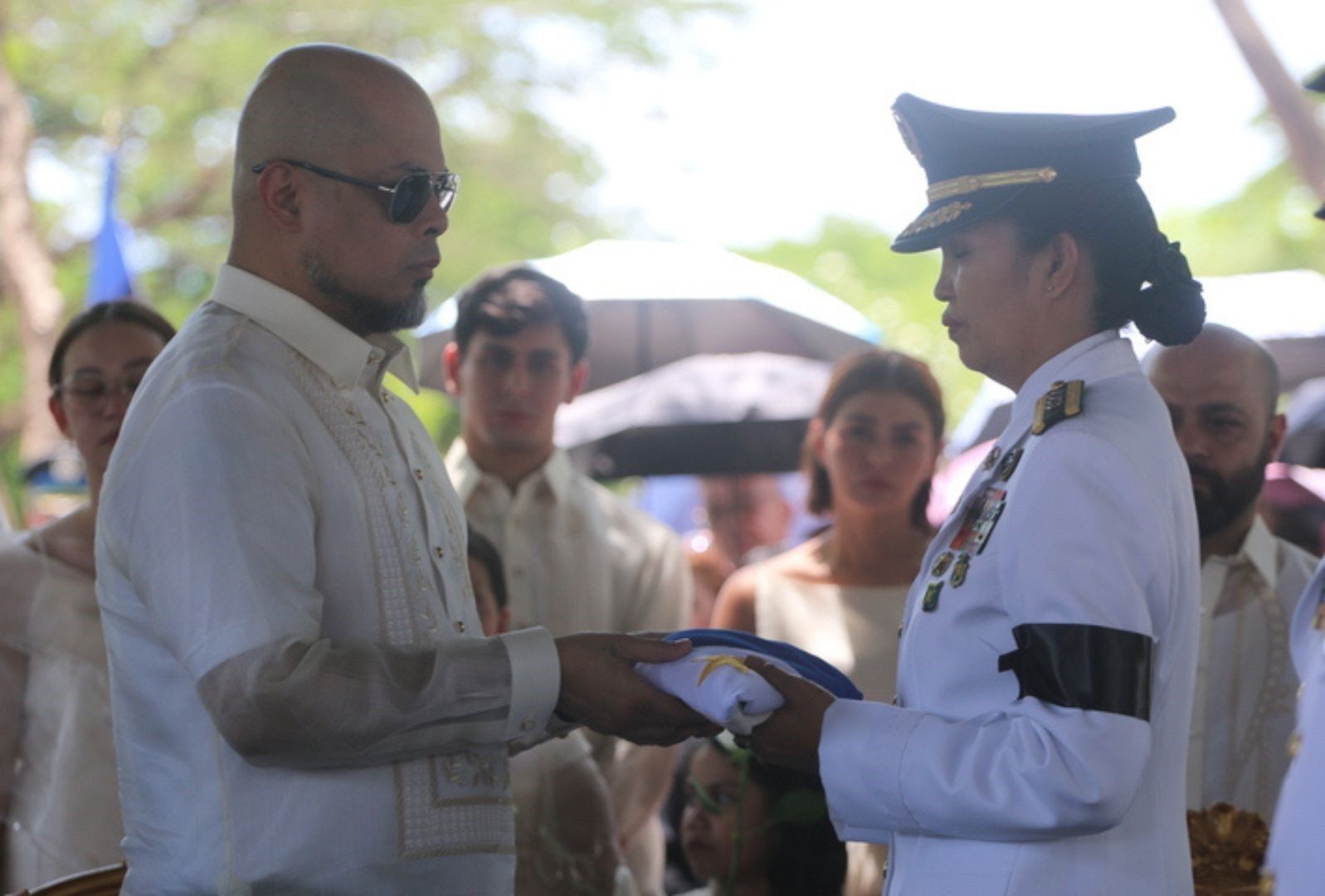 Ian de Leon emotionally thanks Nora Aunor fans at mom's burial | Philstar.com