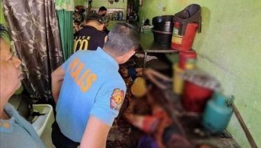 Sinisiyasat ng mga pulis ang duguang bangkay ng 7 katao na inatado ng mga saksak ng isang suspek sa loob ng isang bakery sa Brgy. Cupang, Antipolo City, Rizal.