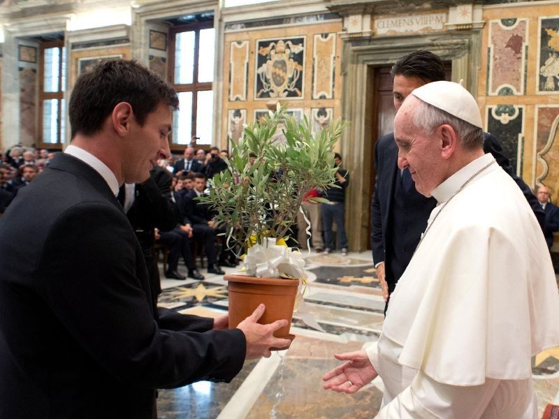Messi, San Lorenzo bid farewell to football fan Pope Francis