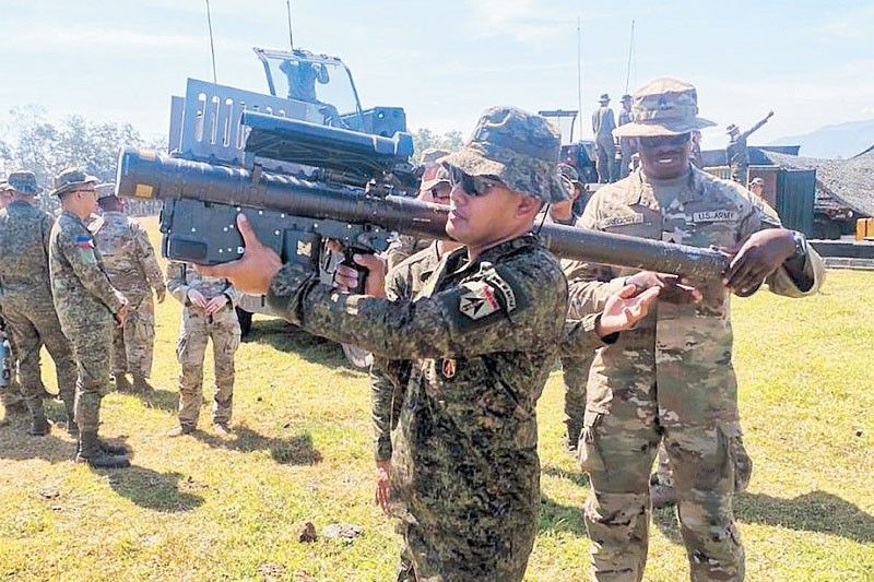 Philippines, US troops exchange notes on air defense