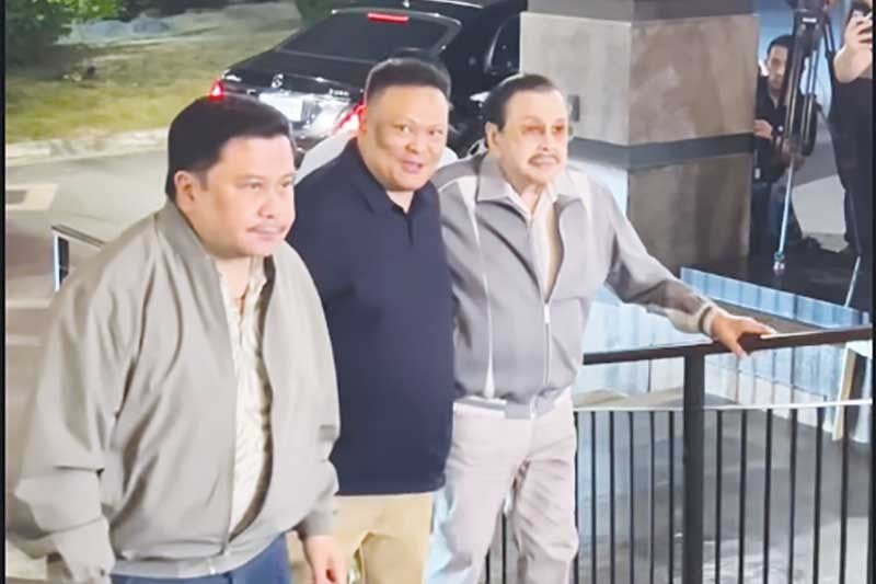 Erap, nagdadalamhati