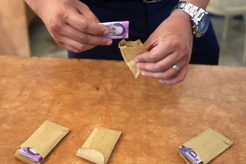 10 na local candidates pinagpapaliwanag ng Comelec sa vote buying