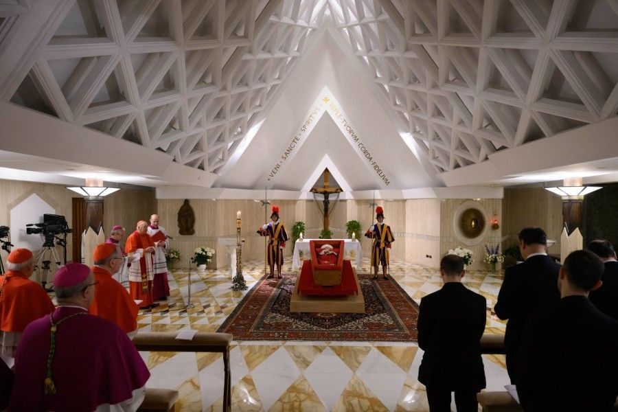 Pope Francis hinatid na sa huling hantungan