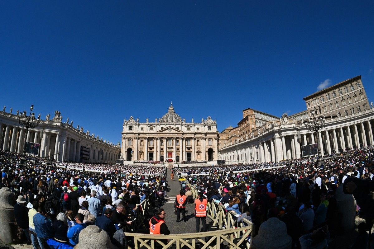 Crowds applaud pope's coffin as Vatican funeral begins