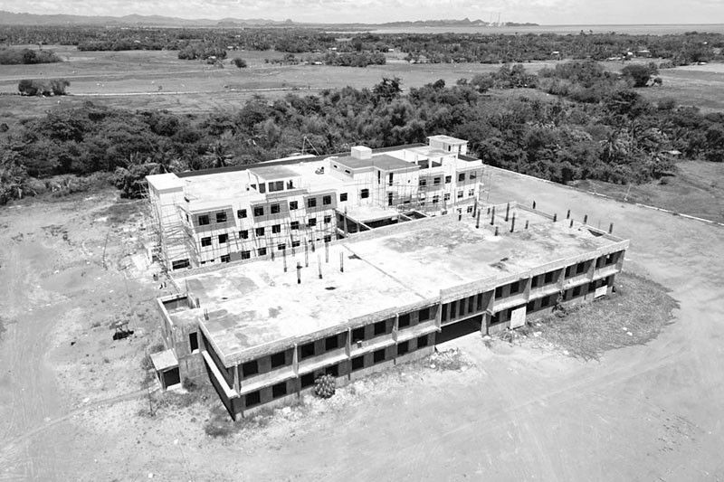 Ginagawang ospital sa Quezon, nakatiwangwang!