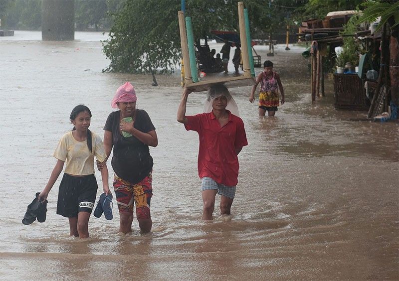 Rainshowers flood parts of Metro