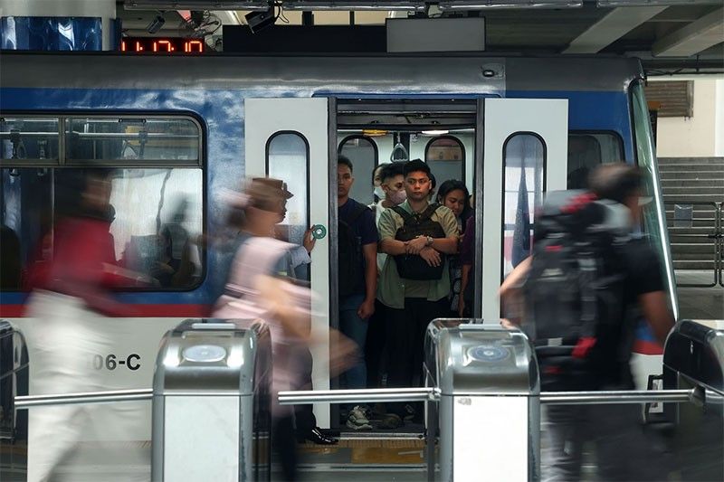 Marcos orders free MRT, LRT rides