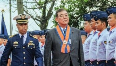 Japanese Prime Minister Ishiba Shigeru receives arrival honors at the Philippine Coast Guard headquarters in Port Area, Manila yesterday. 