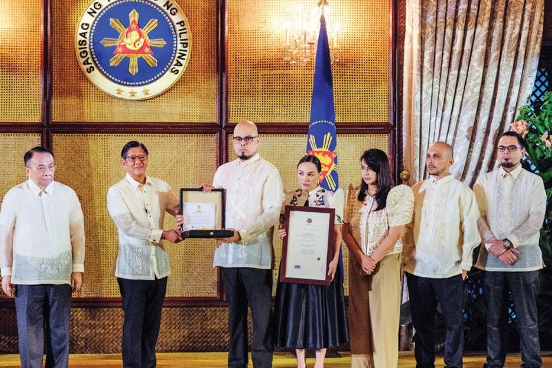 Nora Aunor, 3 others get medals of merit
