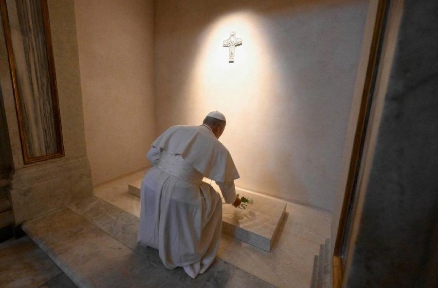 Leo XIV, new pope and 'humble servant of God', visits Francis's tomb