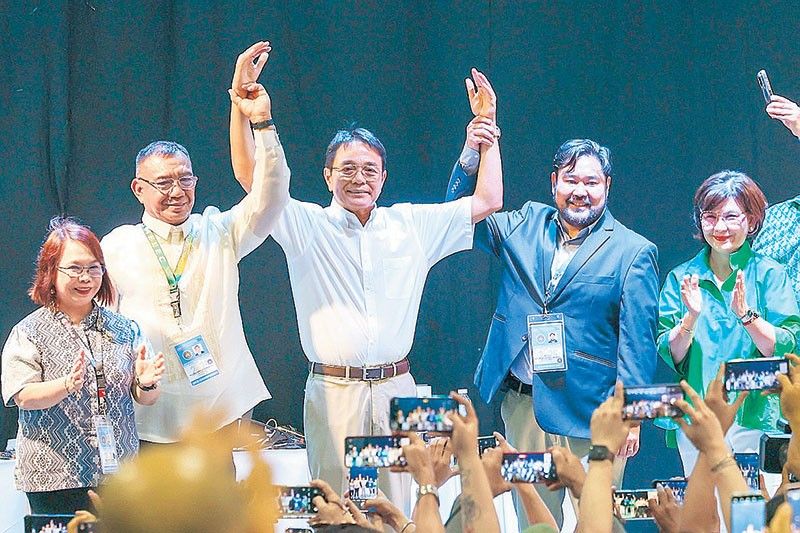 Edwin Olivarez back as Parañaque mayor