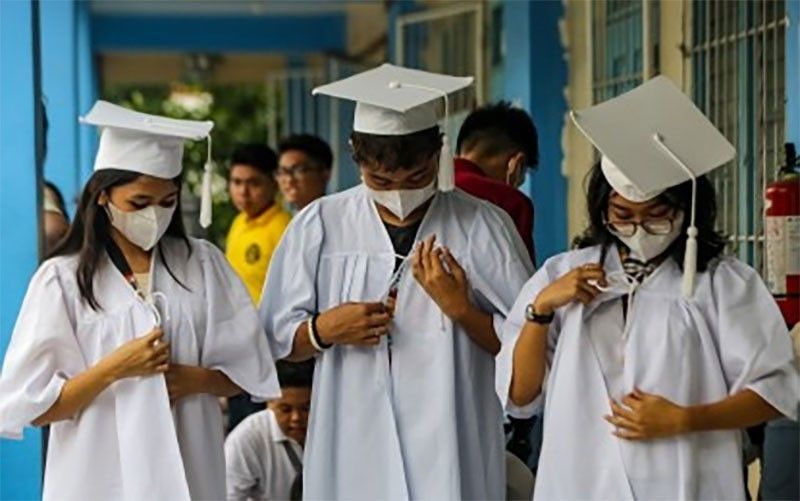 K-12 grads puwede nang magtrabaho sa gobyerno