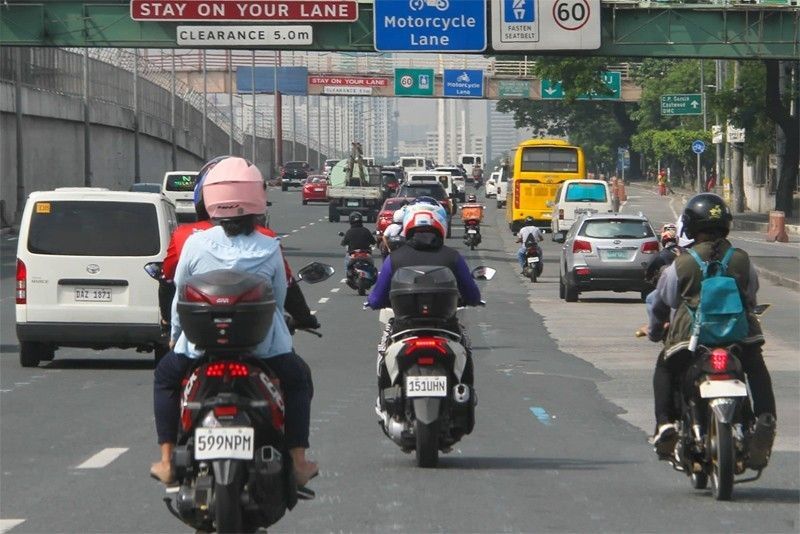Marcos pinirmahan ang batas na nag-amyenda sa Motorcycle Crime Prevention Act
