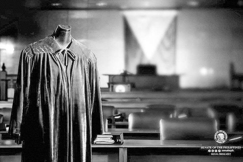 Gagamiting robe sa impeachment trial ipinasilip