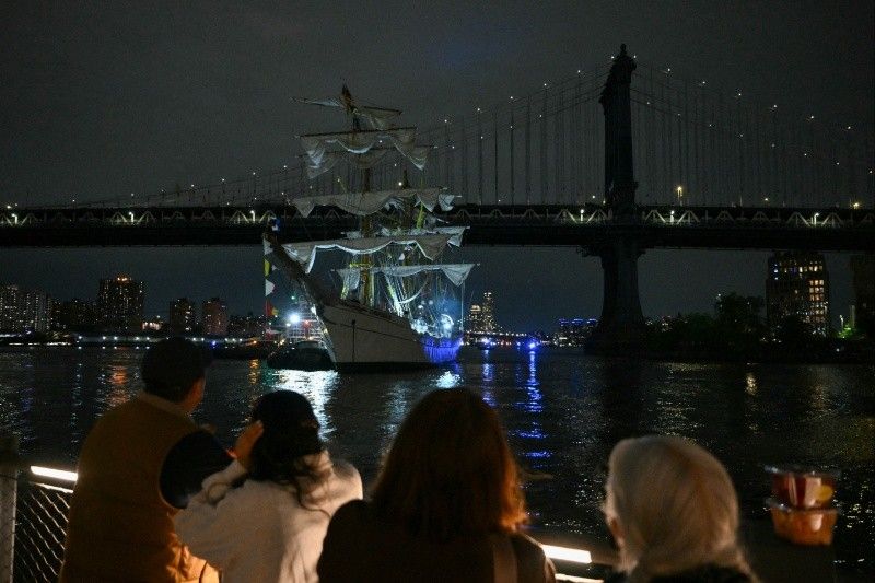 Brooklyn Bridge ship crash kills two people — NYC mayor