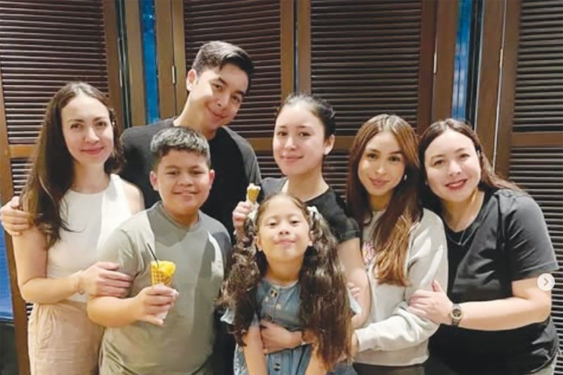 Dennis, ginantihan ng mga ex at anak