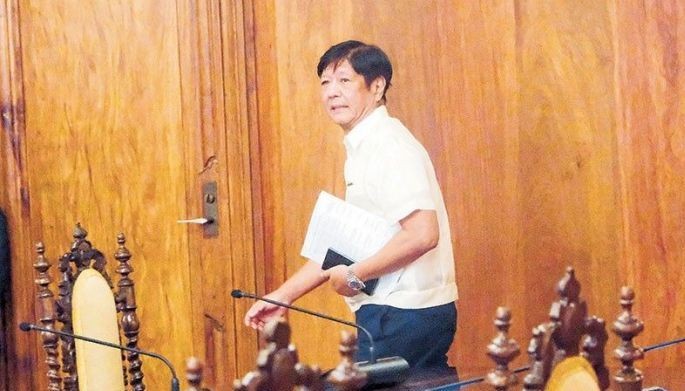 President Marcos arrives for a Cabinet meeting at Malaca&Atilde;&plusmn;ang in this file photo. The President told Cabinet members yesterday to submit courtesy resignations after disappointing results for his Alyansa coalition during the midterm elections.