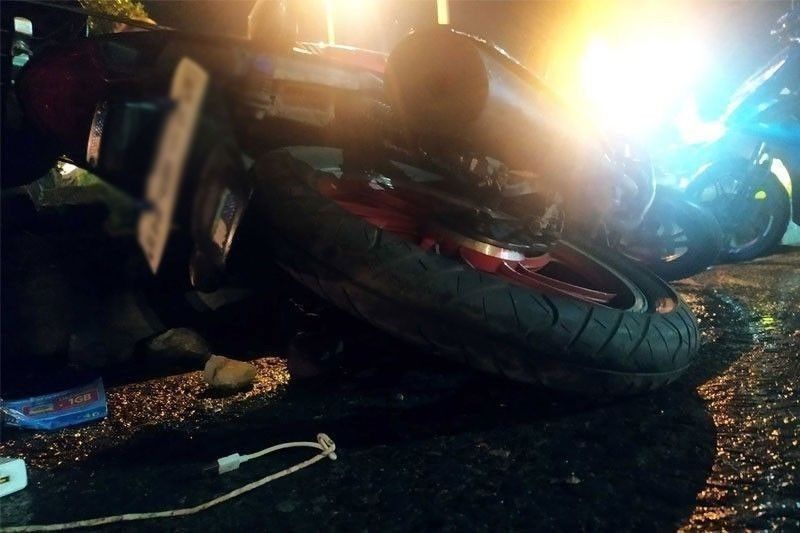 Motorcycle rider nadaganan nang nabuwal na poste ng kuryente