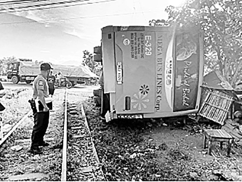 Bus sinuwag ng tren: 15 katao sugatan