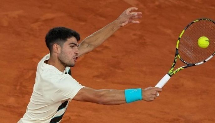 Alcaraz cruises to French Open semis