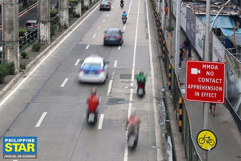 MMDA: No-contact policy doesn’t stop traffic enforcers from ticketing