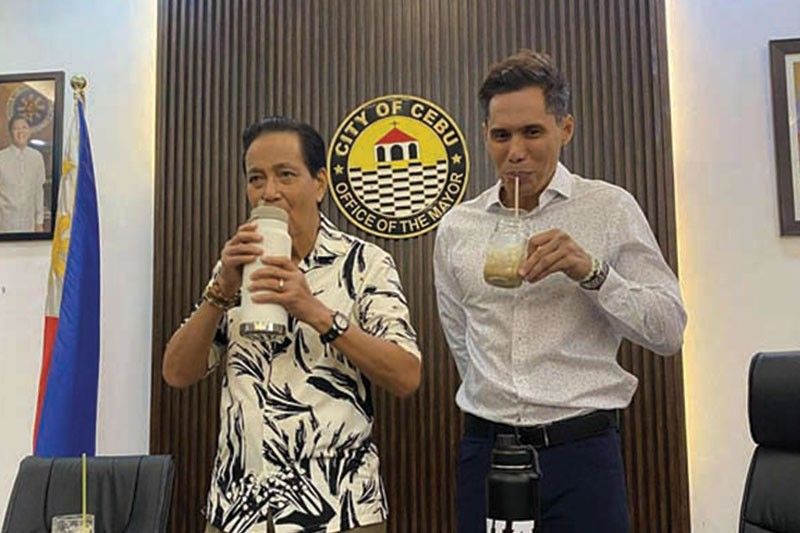 Rama nanguha na sa mga butang sa iyang opisina  Â