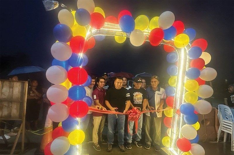 Suan inaugurates port food plaza