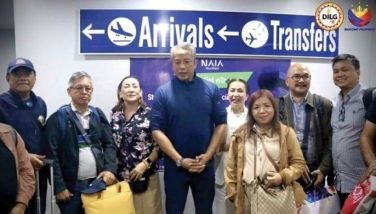 Sinalubong ni DILG Secretary Jonvic Remulla ang 17 local government officials na dumalo sa isang agricultural training at apat na industry specialists ng Department of Agriculture (DA).