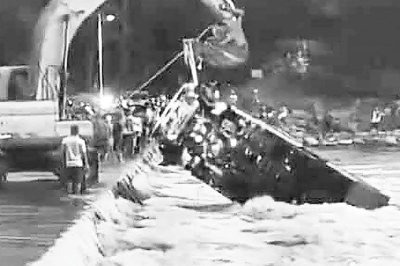 Rescue vehicle swak sa ilog: 4 patay, 12 nasagip