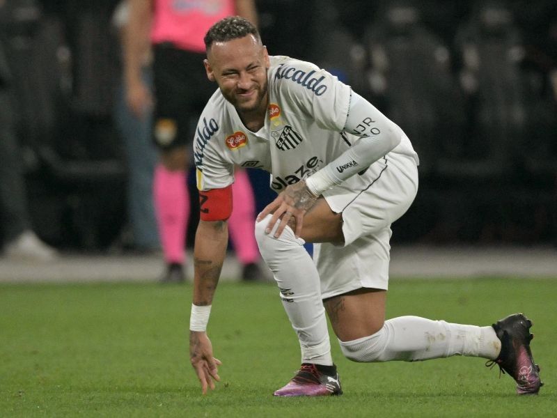 Neymar signs for six more months with Santos, eyes Football World Cup