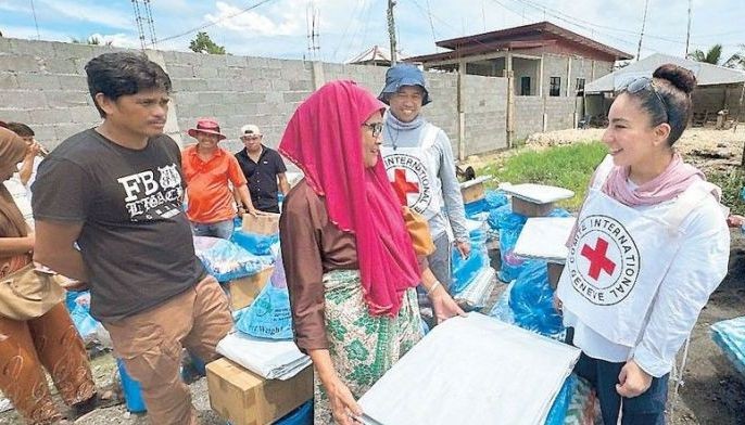 Red Cross helps displaced Muslim villagers