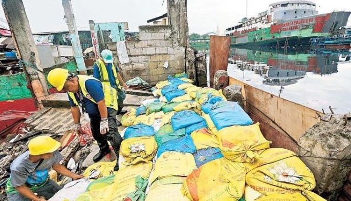 Flooded Navotas shanties demolished