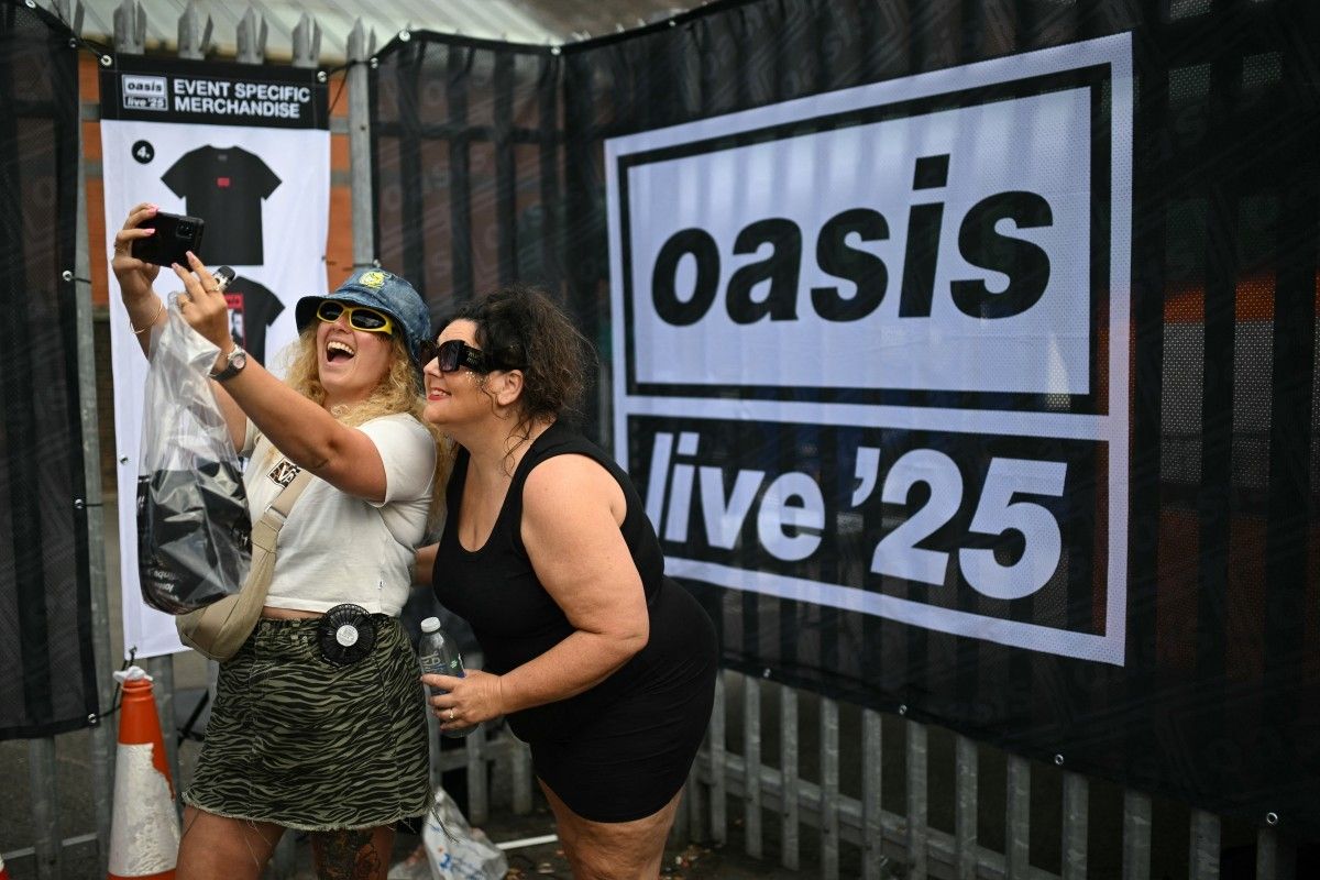 Oasis kick off 'historic' comeback tour