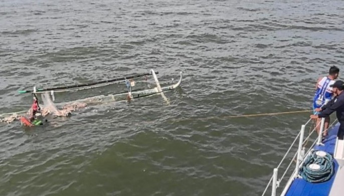 Elderly fishermen found clinging to half-sunken boat off Bataan