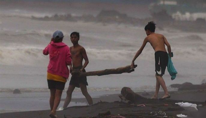 Low tide, pumping stations keep flood minimal in Metro Manila