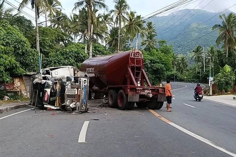 Jeep vs. trak: Driver patay, 12 pasahero sugatan