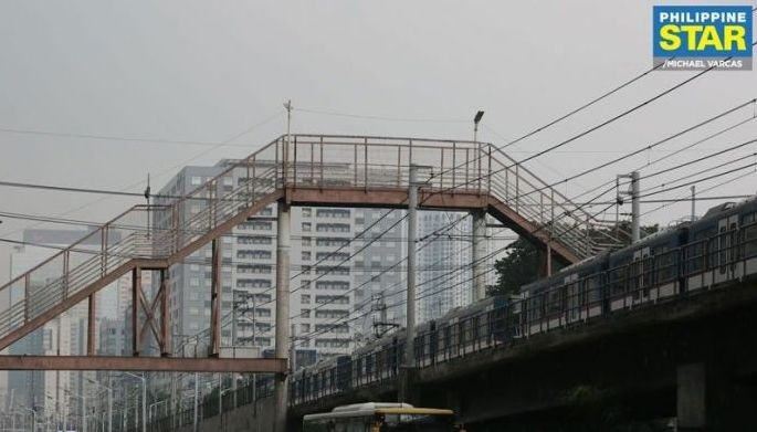 Rehab sa &lsquo;Mt. Kamuning&rsquo; footbridge, sinimulan na