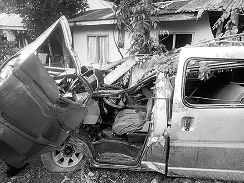2 bahay inararo ng van: 3 patay, 2 sugatan!