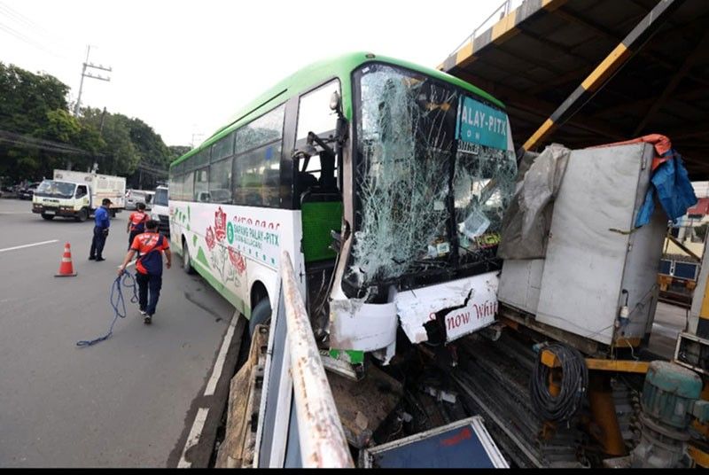 Bus inararo 10 sasakyan, 10 sugatan