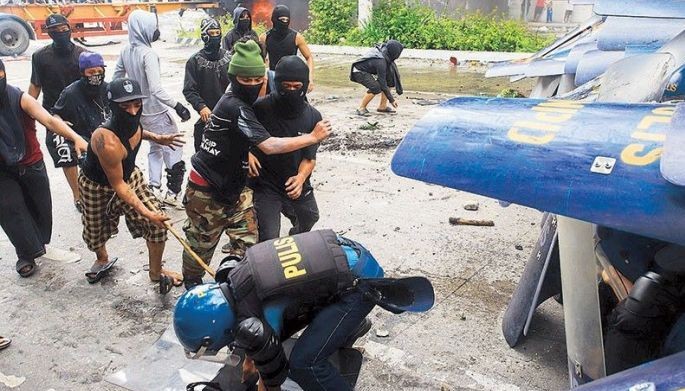 Violence erupts in Mendiola; masked youths attack cops