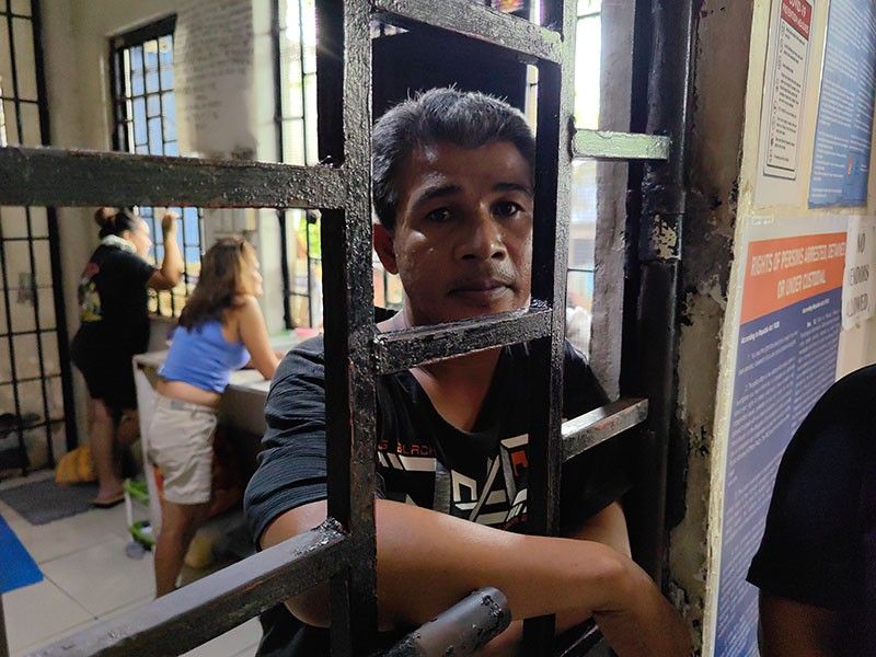 Prime suspect in cop&acirc;��s killing denies allegation
