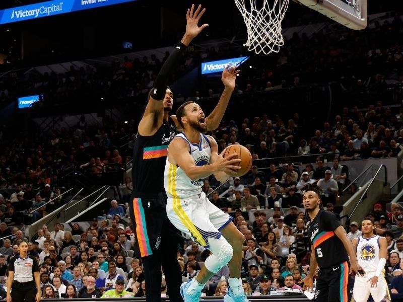 Curry drops 49 vs Spurs